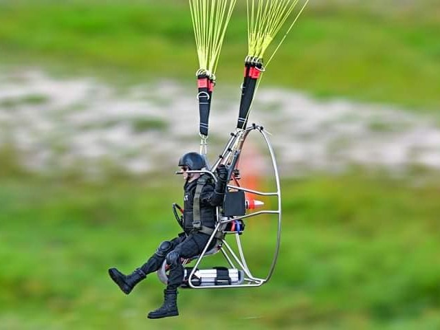 RC Motor-Paraglider Paramotor Gleitschirm PNP-Set mit Pilot SWAT - Spw 2500mm – Bild 2