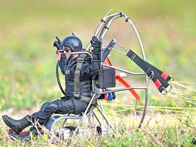RC Motor-Paraglider Paramotor Gleitschirm PNP-Set mit Pilot SWAT - Spw 2500mm – Bild 3