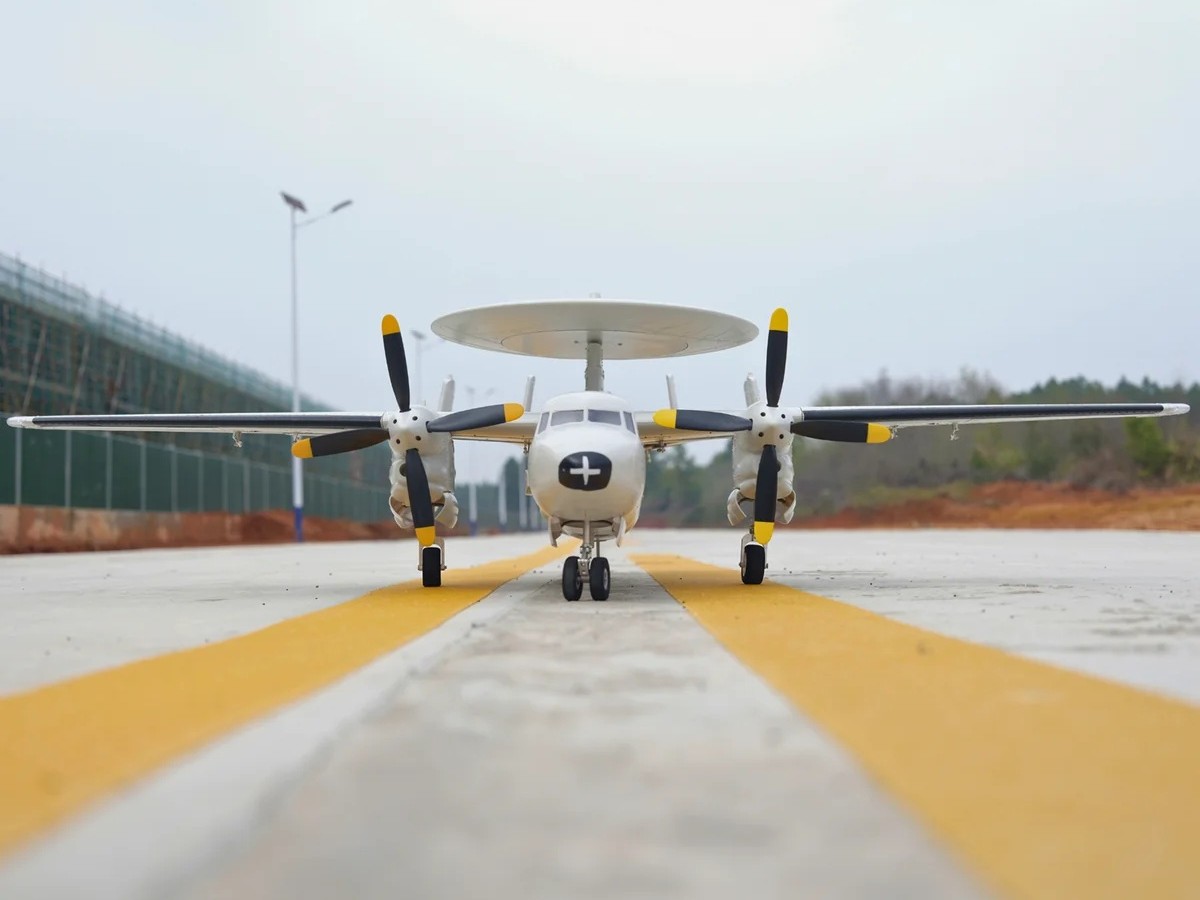 Grumman E-2 Hawkeye AEW, Spw 1500mm, PNP-Set - Dynam – Bild 4